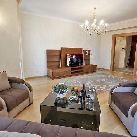 Serviced Apartment On Rustaveli Avenue Tbilisi Eksteriør billede